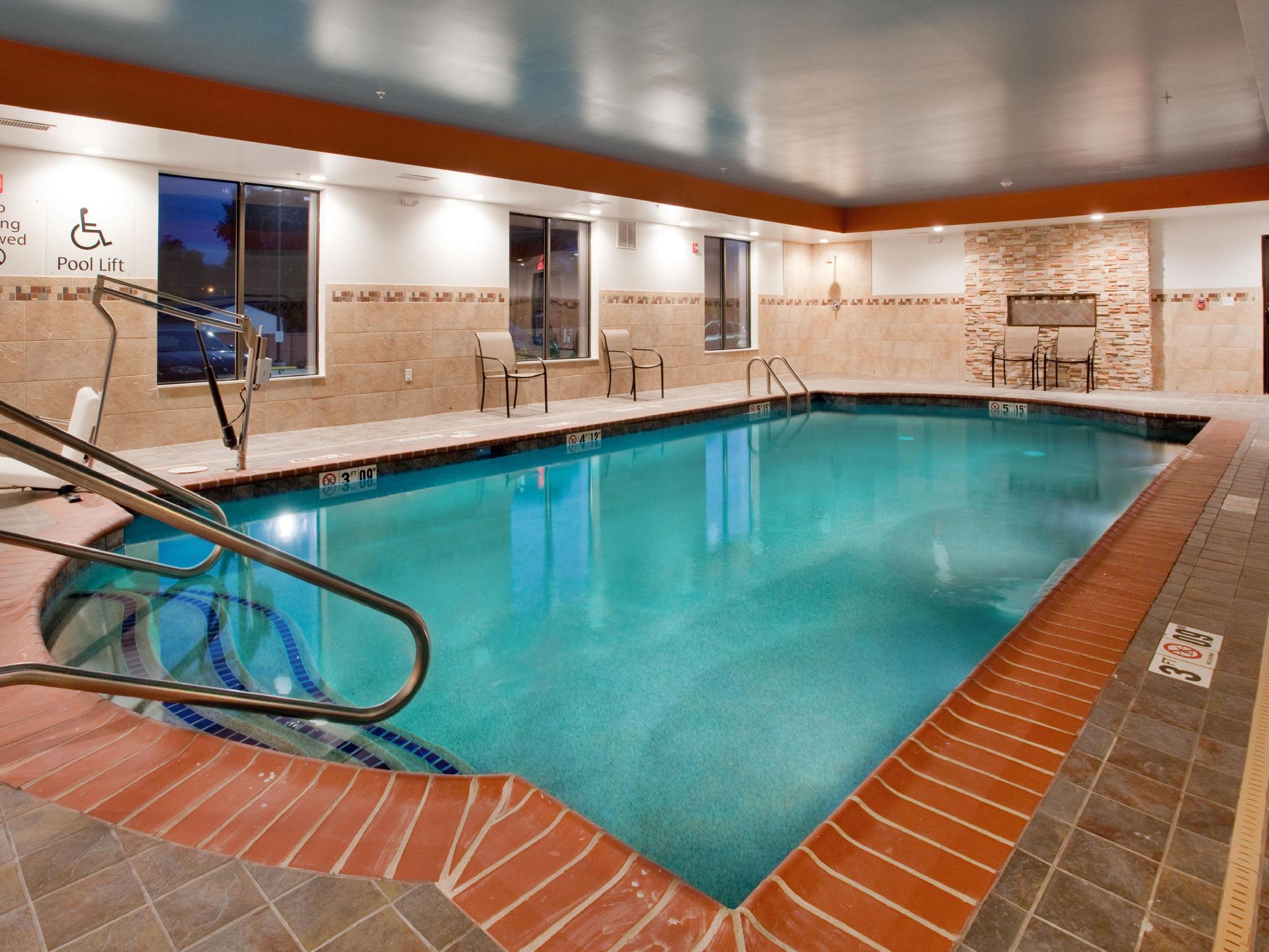 Woodson Terrace Holiday Inn Express & Suites St Louis Airport By Ihg מראה חיצוני תמונה