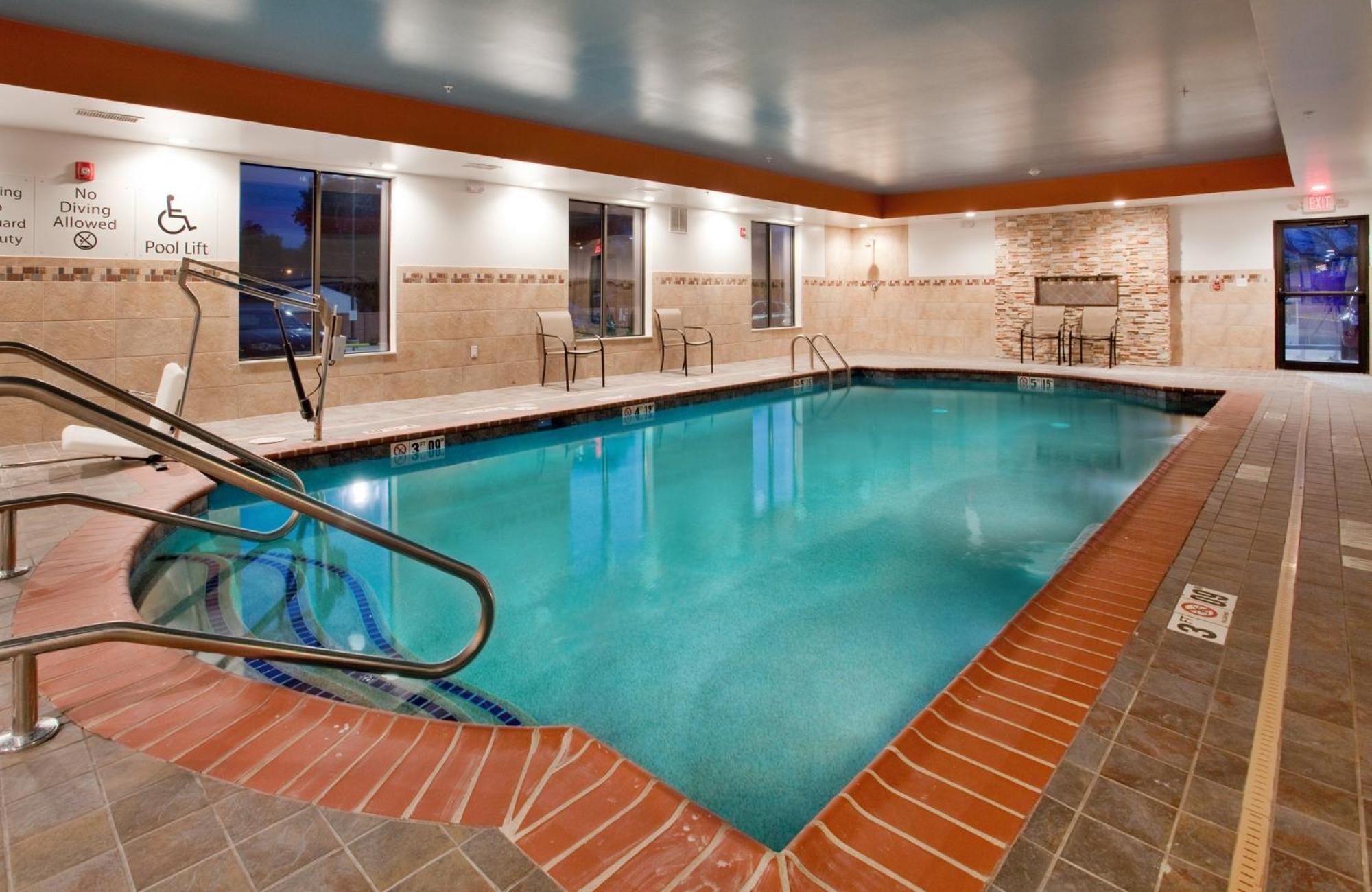 Woodson Terrace Holiday Inn Express & Suites St Louis Airport By Ihg מראה חיצוני תמונה